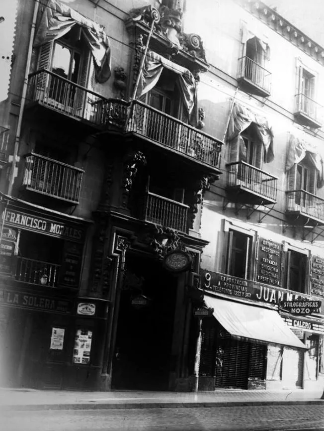 La máquina del tiempo. Portada del Hotel de la Compañía de Diligencias Peninsulares, en la calle de Alcalá. IPCE