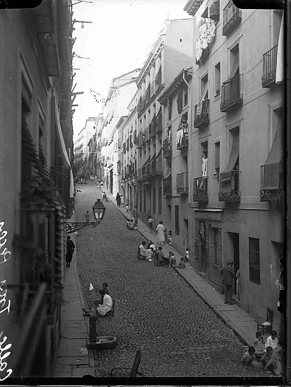 La máquina del tiempo. La calle de los Tres Peces en el barrio de Lavapiés de Madrid.
