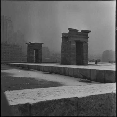 El Templo de Debod con niebla