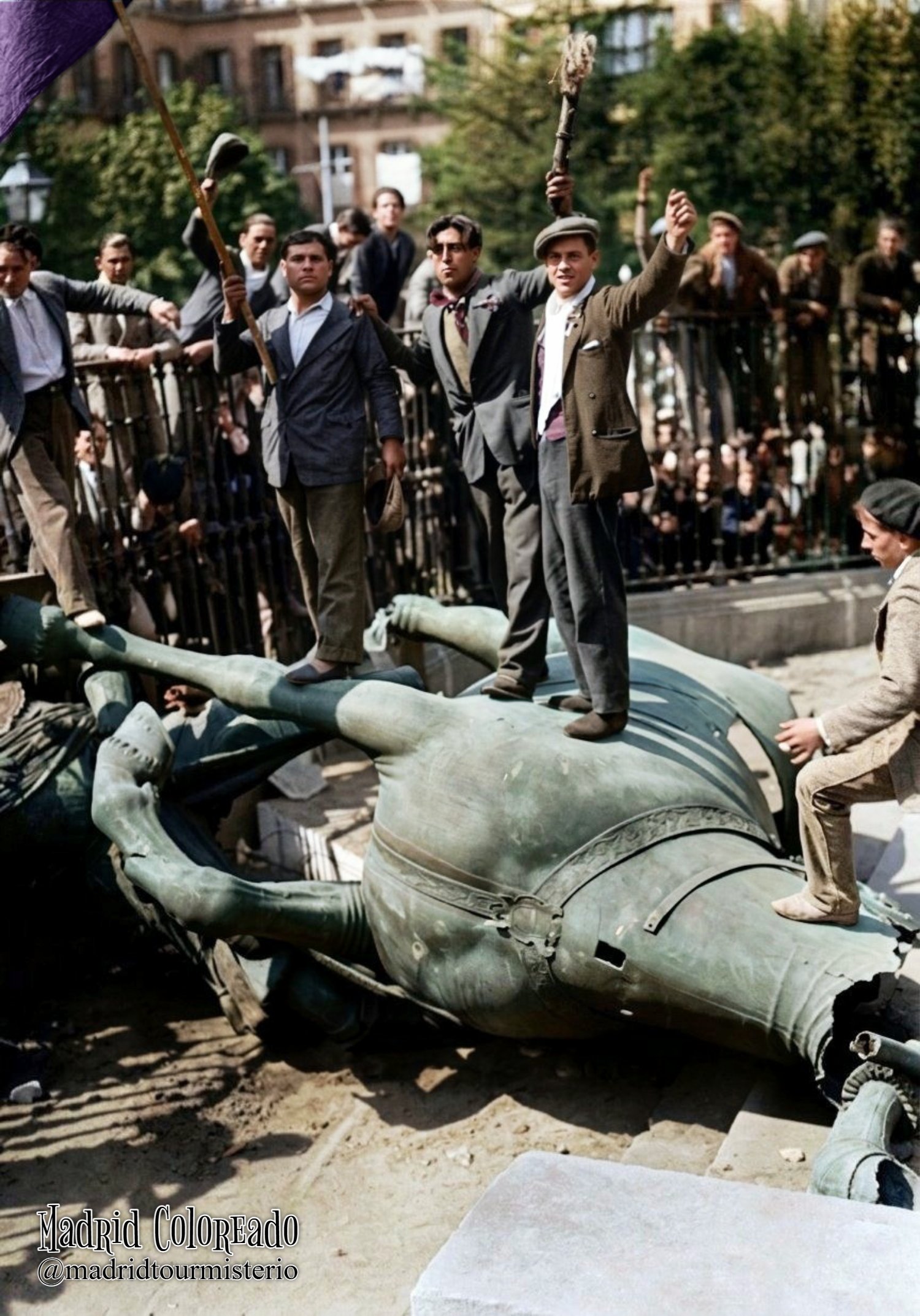 Fotografía coloreada de la estatua de Felipe III vandalizada tras la proclamación de la II República